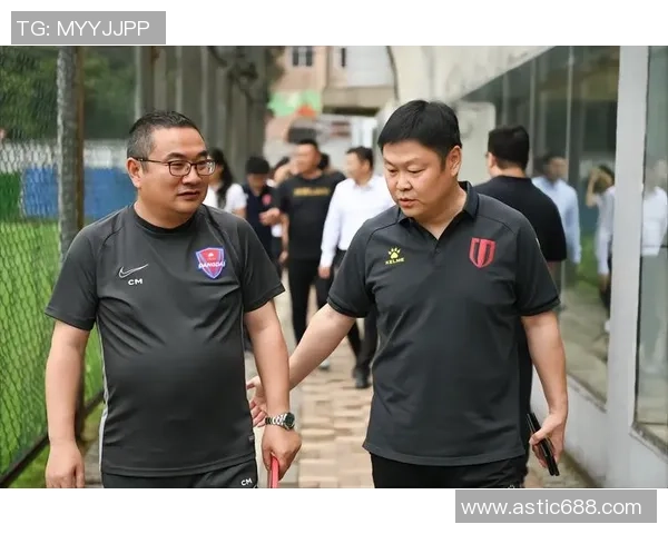 聚焦当代足球运动员成长轨迹与赛场风采全面深度解析发展趋势报道